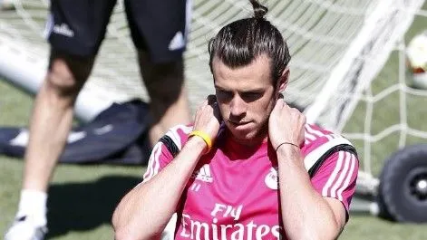 Bale no paró de retocarse su nuevo 'look' en Valdebebas - MARCA.com