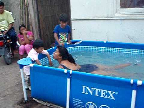 Bañando en la piscina de Cachiche - YouTube