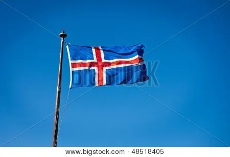 La bandera nacional civil de Islandia es azul como el cielo con ...