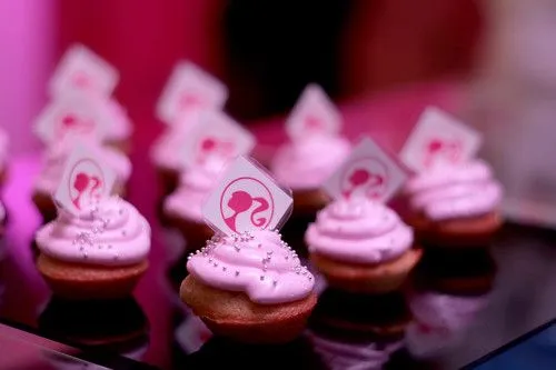 Barbie 50 años. Mini cupcakes rellenos de jalea de fresa con ...