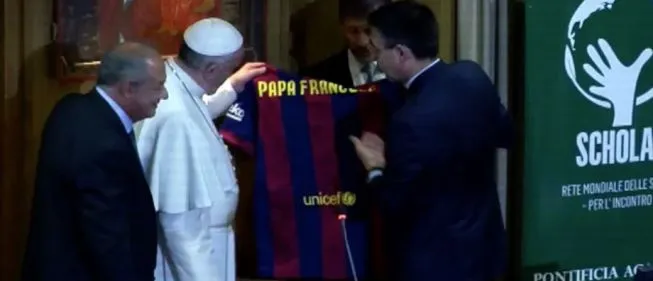 Bartomeu entregó una camiseta en El Vaticano al Papa | Futbol en ...