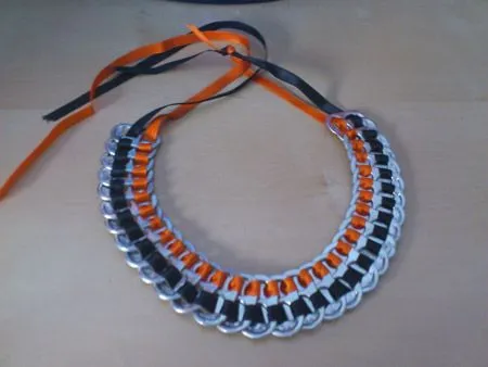 Basurillas » Blog Archive » Cómo hacer un collar con anillas de latas.