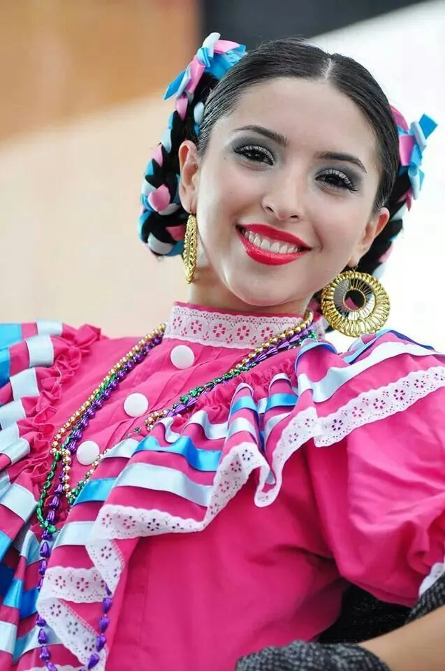 Beautiful Jalisco Dancer | Trenzas con listones, Vestimenta mexicana,  Trajes regionales de mexico