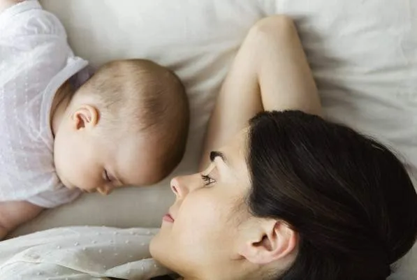 Un bebé que duerme en la cama de sus padres tiene más riesgo de ...