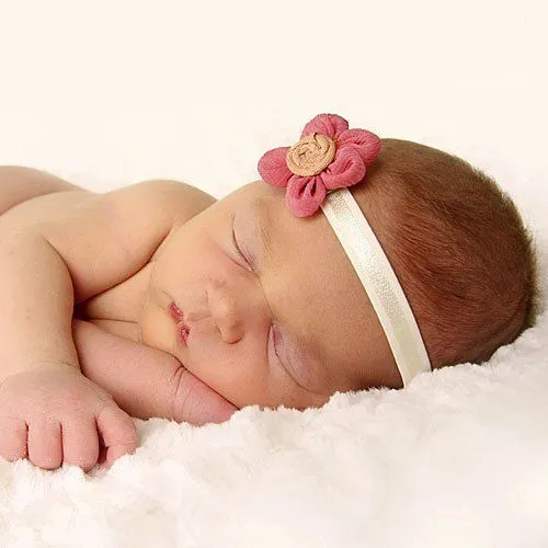 Una bebé durmiendo con su diadema - Fotos a bebés dormilones