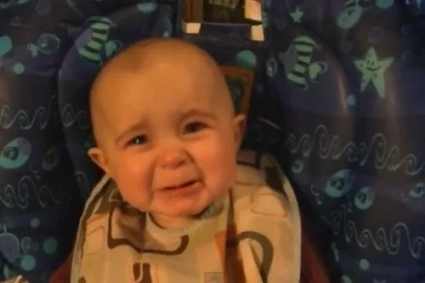 Un bebe se emociona tanto que hace pucheros y llora escuchando ...