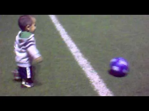 bebe jugando futbol a la edad de 1 año y 5 meses en el uro fc ...