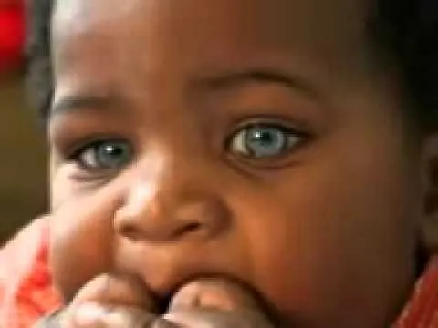 Imagenes de bebé moreno con ojos azules - Imagui