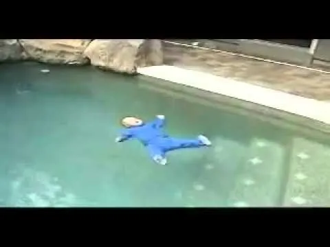 Bebe nadando - YouTube