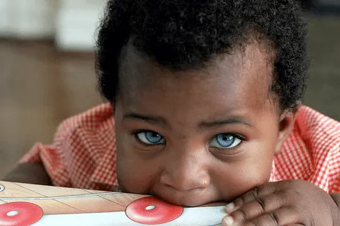 Bebé negrito con ojos azules - Imagui