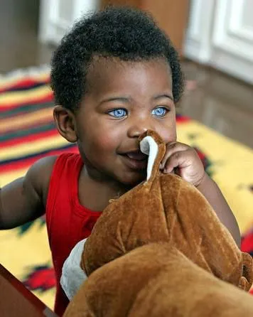 Bebé negro con ojos azules | Curiosidades y rarezas