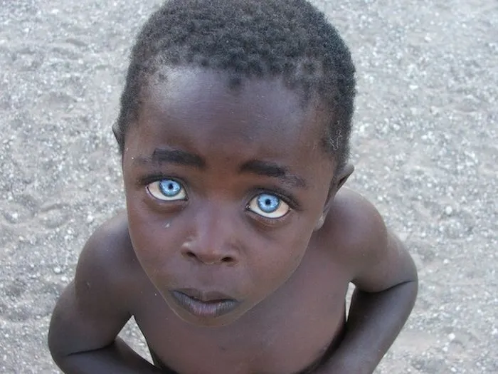 Bebé negro ojos azules - Imagui