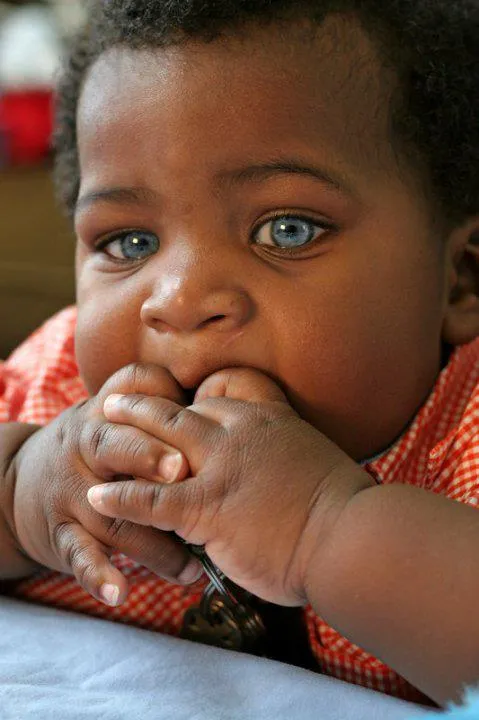 Bebé con preciosos ojos azul cielo | Las mejores imágenes