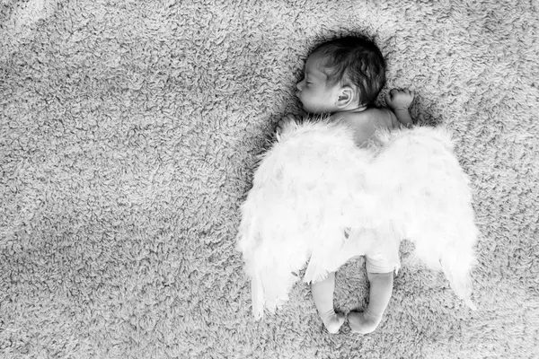 bebé recién nacido desnudo durmiendo con alas de ángel — Foto ...