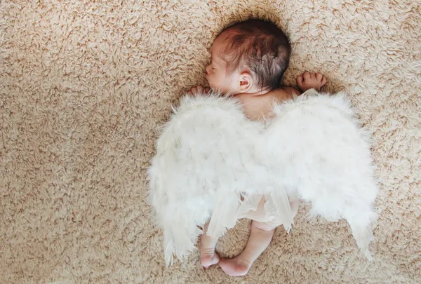 bebé recién nacido desnudo durmiendo con alas de ángel — Foto ...