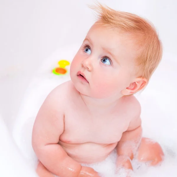 bebé está tomando un baño — Foto stock © tan4ikk #57168711