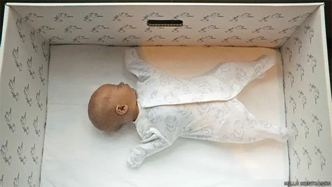 Por qué los bebés de Finlandia duermen en una caja de cartón