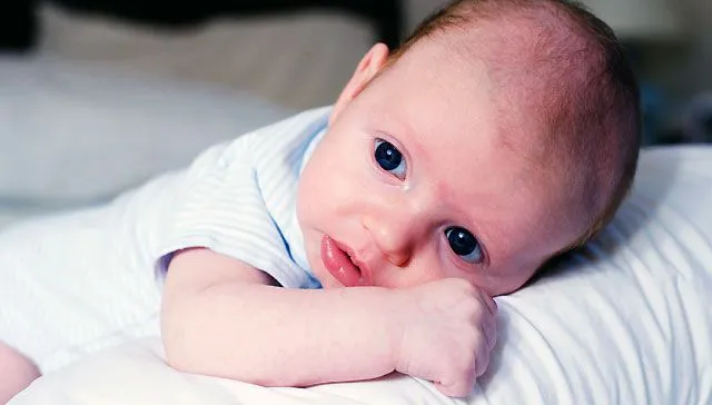 Bebés trigueños con ojos de color - Imagui