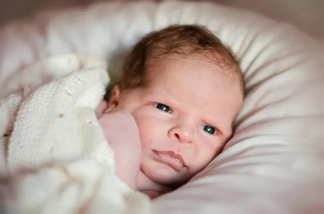 Por qué los bebés tienen los ojos grises?