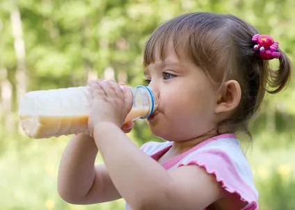 Bebidas para niños pequeños: una guía sobre la leche, el jugo, el ...