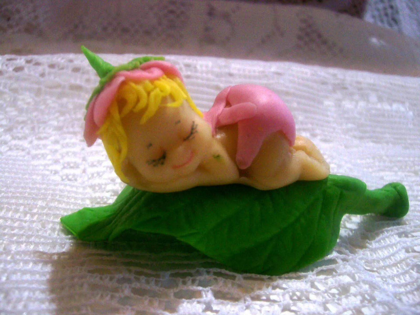 bebita duende en porcelana souvenir y adorno de torta