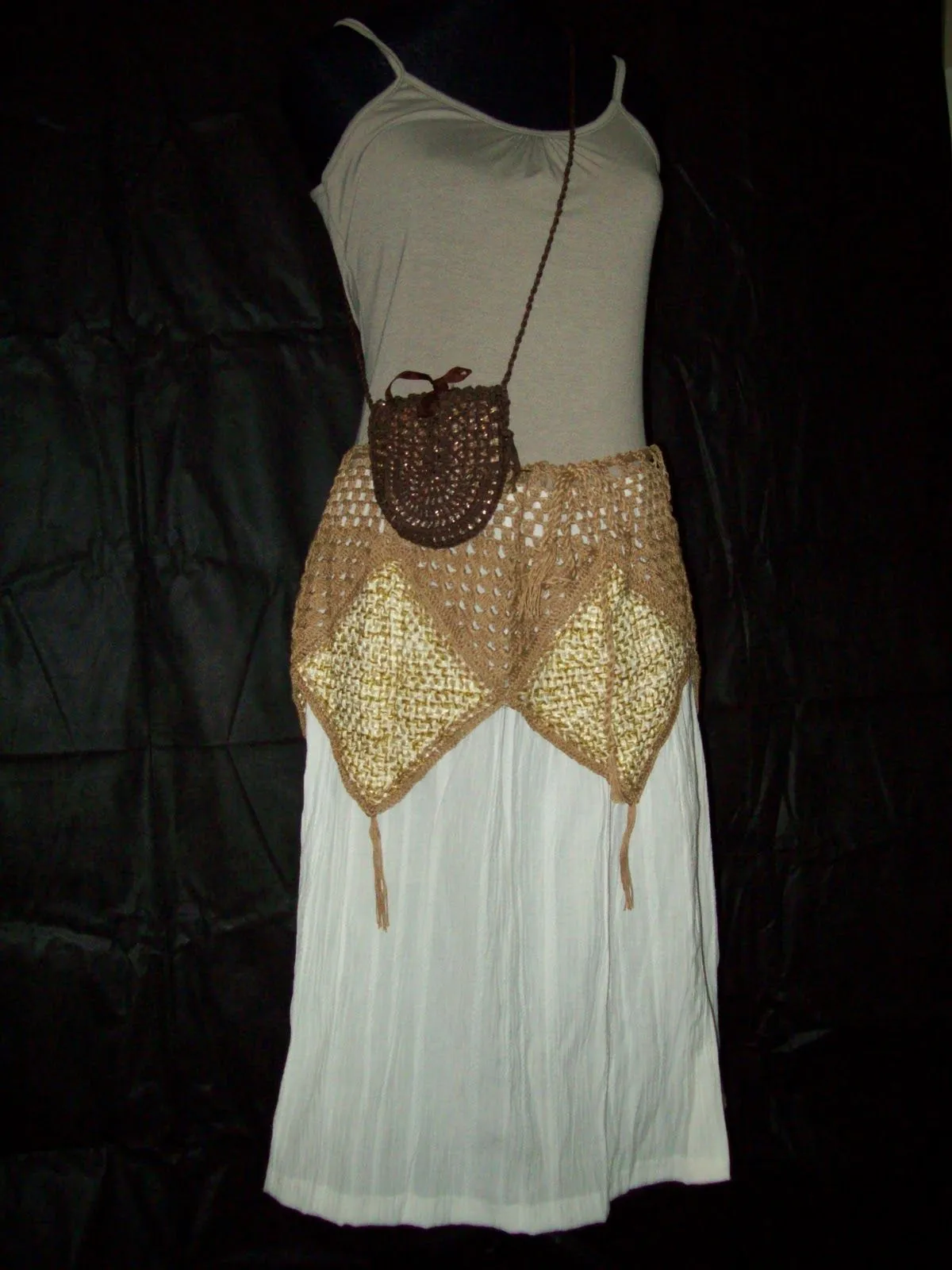 ... beige en telar con flores en el escote y mangas tejidas al crochet ... beige en telar con flores en el escote y mangas tejidas al crochet