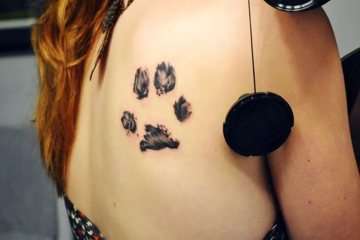 Belagoria: Tatuajes de patitas de perro