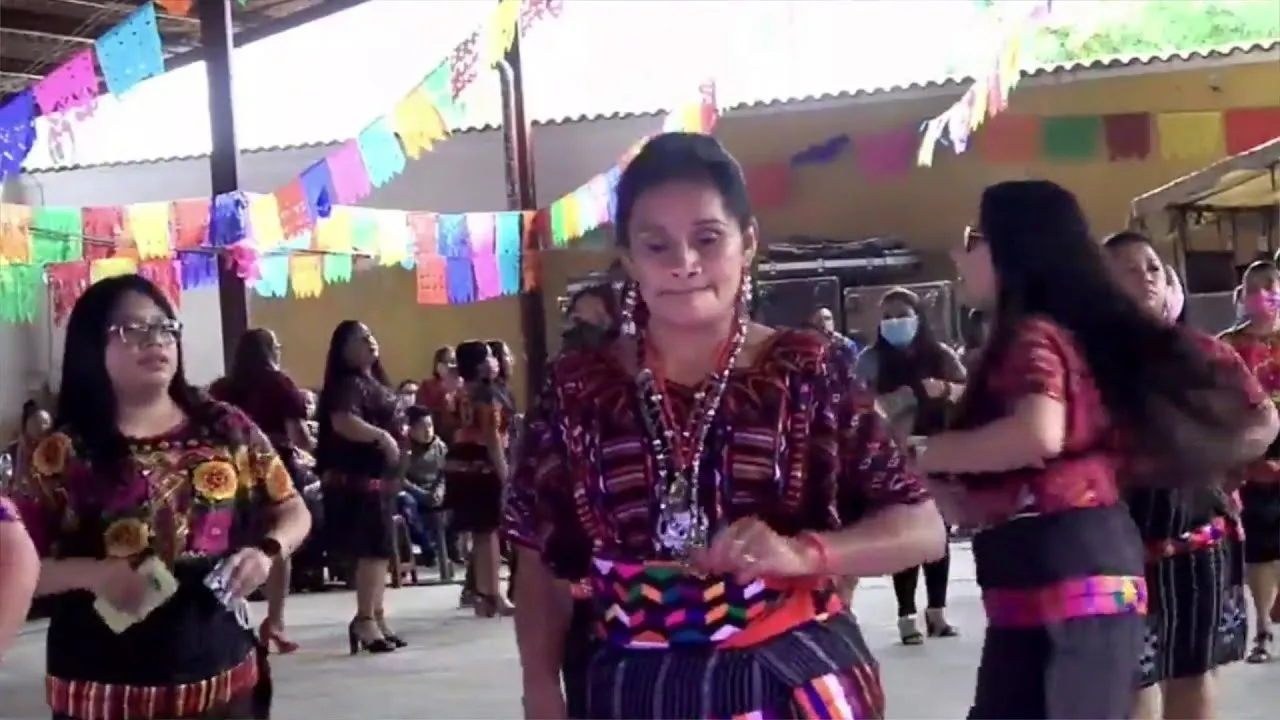 bellas chicas de corte bailando mix cumbia del tik tok miguel angel tzul  desdeCHICHICASTENANGO - YouTube