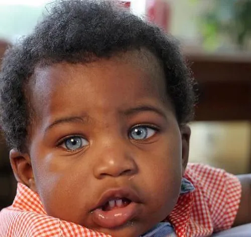 Nene afroamericano de ojos azules (¿fake?) - Friki.net