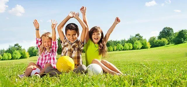 Beneficios de jugar al aire libre con los niños