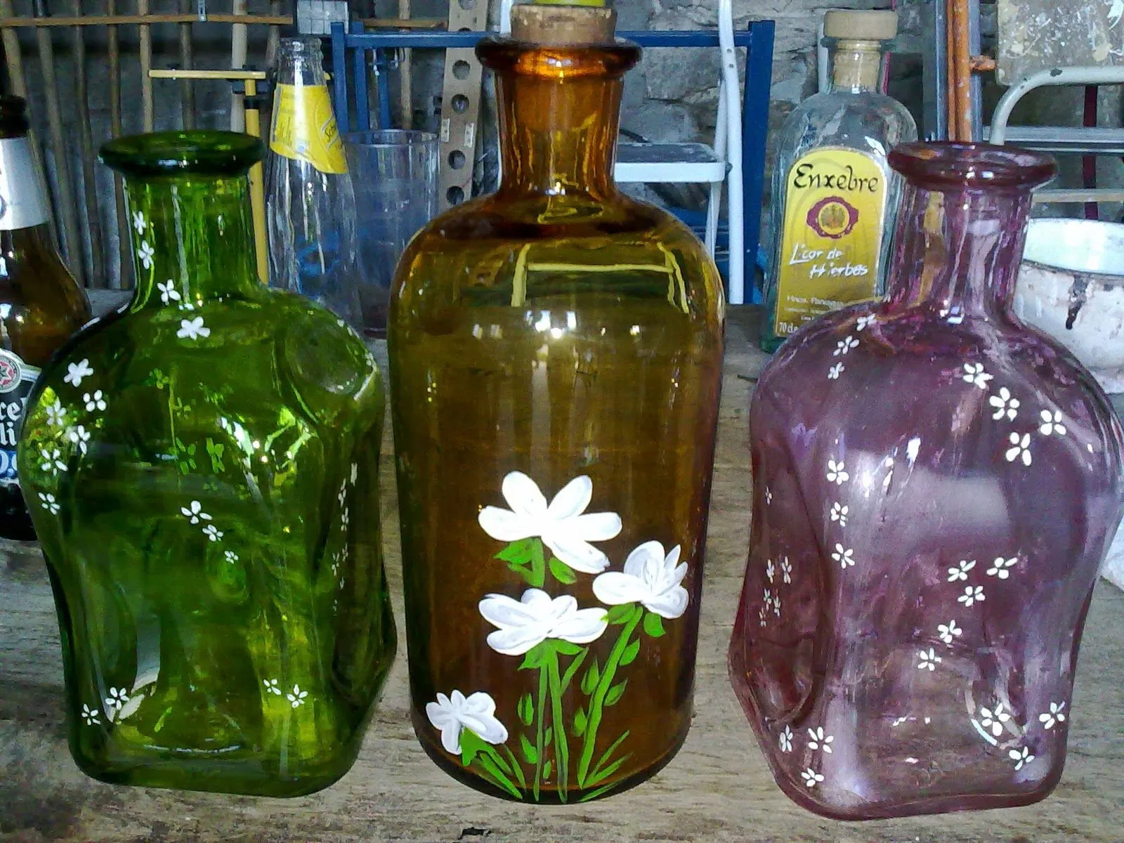 El blog de Crocosmia: Botellas de vidrio pintadas