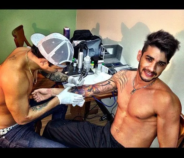 BLOG TERRA NOVA: Gusttavo Lima exibe boa forma em sessão de tatuagem