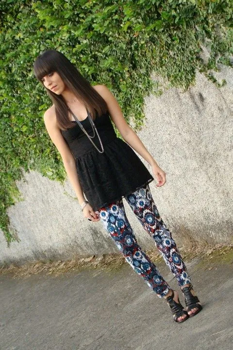 Blusa peplum de encaje + pantalones estampados… – Desde el Trópico Blusa peplum de encaje + pantalones estampados… – Desde el Trópico