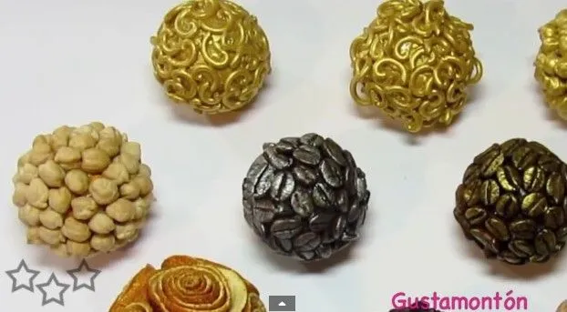 Bolas decorativas hechas en casa con materiales reciclados