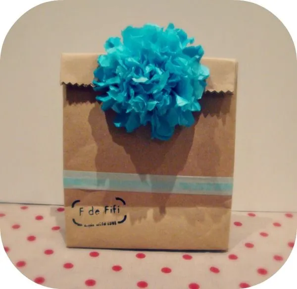 Como hacer una bolsa con papel craft para un regalo y decorarla ...