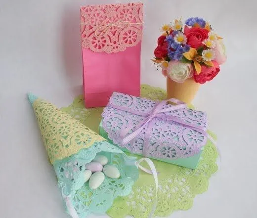 Bolsas de papel para embolsar los dulces, decoradas con blondas de ...