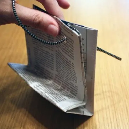 Bolsas de regalo hechas de papel de periódico | OperaciónTransformArte