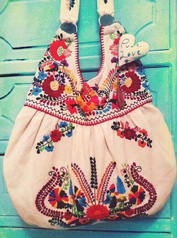 Bolso con hermoso bordado floral mexicano unica por PureLoveMex