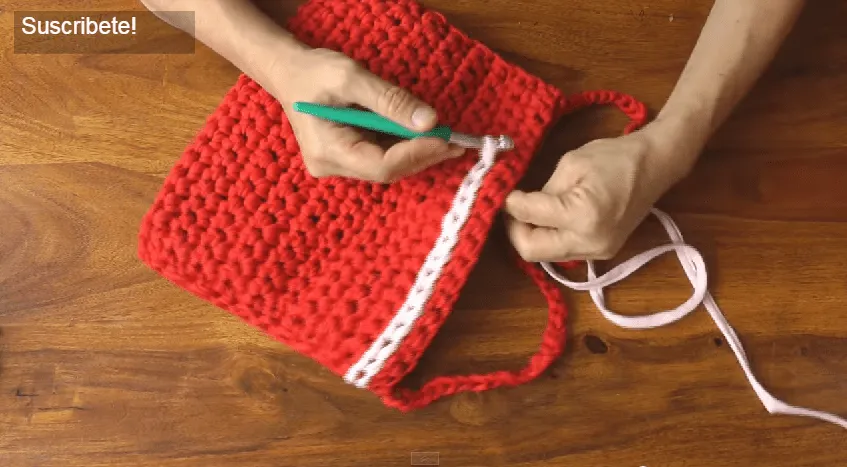 Cómo hacer bolsos y carteras de trapillo tejidos a crochet ...