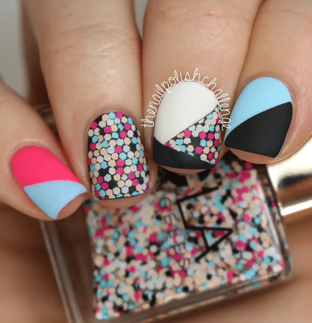 Bonita manicura de uñas decoradas con variados diseños y colores.
