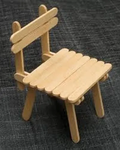 Una bonita silla hecha con palos de helado | Manualidades ...