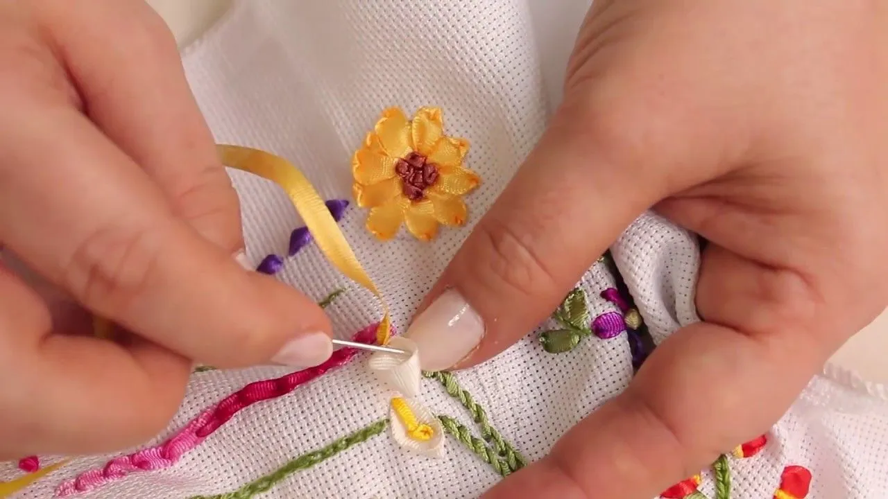 Bordado a mano * CON CINTAS O LISTON .School stitch basic # 6 /Embroidery  ribbons beginners - YouTube