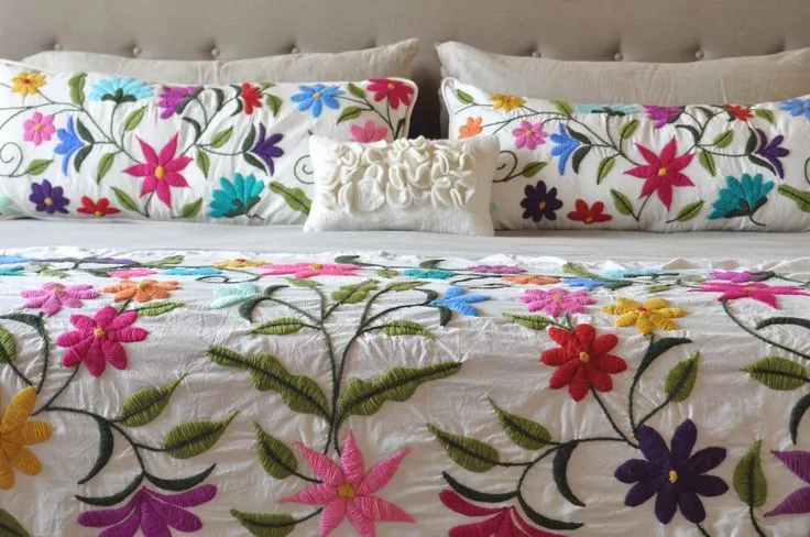 Pie de cama y almohadones bordados a mano. www.tiendadecostumbres ...