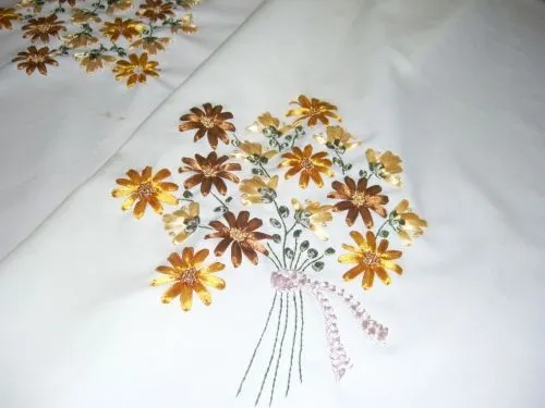 Bordados en cintas de flores - Imagui