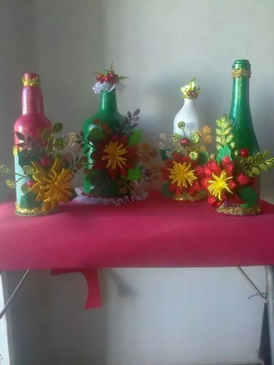 Botellas decoradas con flores de foami. | Navidad | Pinterest