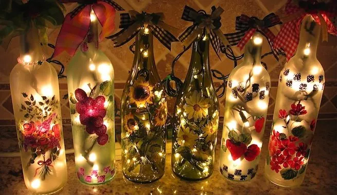 Cómo decorar la mesa navideña con botellas de vino |