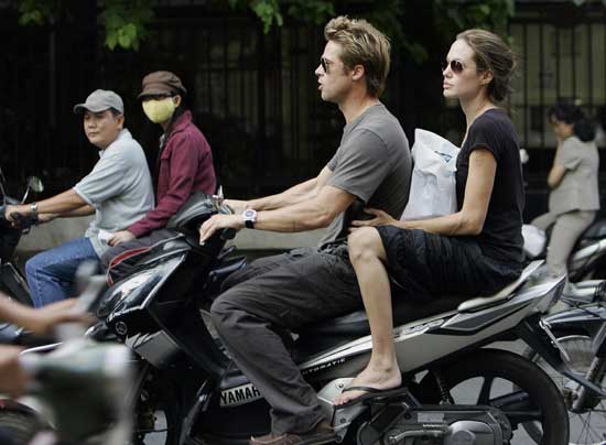 Brad y Angelina, dos enamorados en motocicleta - Foto 2