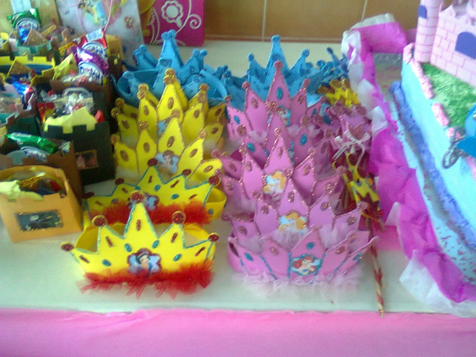 Estas coronas de princesas disney hechas de foamy muchos, brillitos y ...