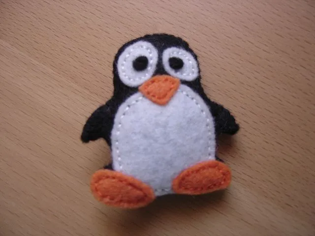 Broche de pingüino de fieltro | Finger puppets | Pinterest ...