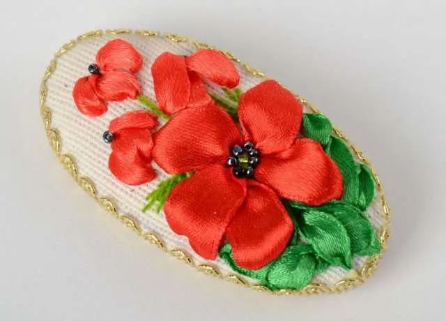 Broche de tela con flores bordadas con cintas de raso hecho a mano ...